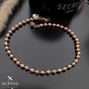 “پابند طلایی زنانه برند Xuping با طراحی زیبا و ترکیب مهرههای براق و مات، مناسب برای استفاده در استایلهای روزمره و مهمانیها. پابندی شیک و مقاوم با قفل محکم و جزئیات ظریف که جلوهای خاص به پاهای شما میبخشد.