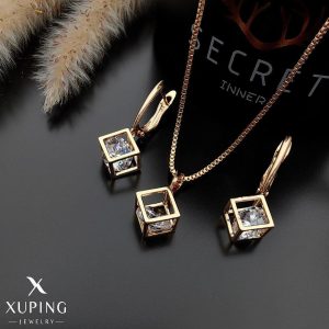 ست زیورآلات برند Xuping شامل گردنبند و گوشواره با طراحی مکعبی طلایی و سنگهای درخشان”