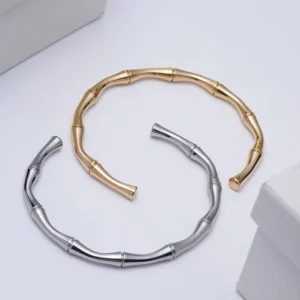 دستبند استیل طرح بامبو با طراحی منحصربه‌فرد، در رنگ‌های مشکی، طلایی و نقره‌ای. مناسب برای استایل‌های رسمی و روزمره، مقاوم در برابر زنگ‌زدگی و حساسیت.