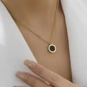 گردنبند طلایی زنانه با سنگ مشکی، مناسب برای استایل رسمی و مجلسی
