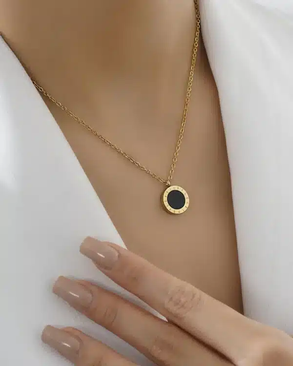 گردنبند طلایی زنانه با سنگ مشکی، مناسب برای استایل رسمی و مجلسی