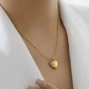 گردنبند طلایی زنانه با آویز قلب، زنجیر ظریف و طراحی شیک، مناسب برای استایل کلاسیک و روزمره.
