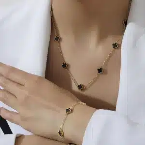 گردنبند و دستبند طلایی با نگین مشکی، مناسب برای استایلهای رسمی و مجلسی